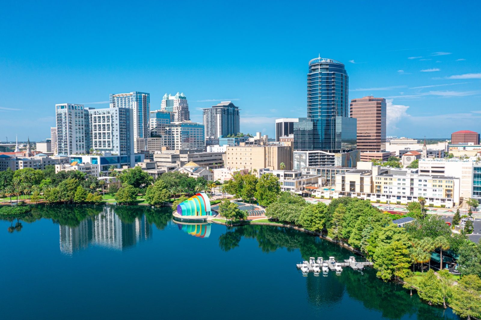 Vista aérea del downtown de Orlando y el lago Eola, Florida Central